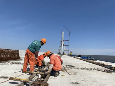 劳动报-黄浦江上第13座大桥建设复工,昆阳路越江工程年后首次进行主梁架设